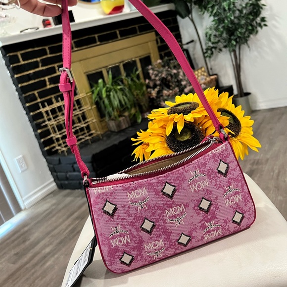 ONE DAY SALE✨

FINAL SALE✨MCM monogram jacquard are mini shoulder bag ❤️ - Picture 5 of 8